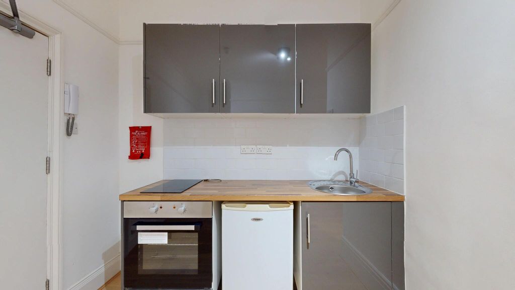 Property photo 2 of 8 Kitchen