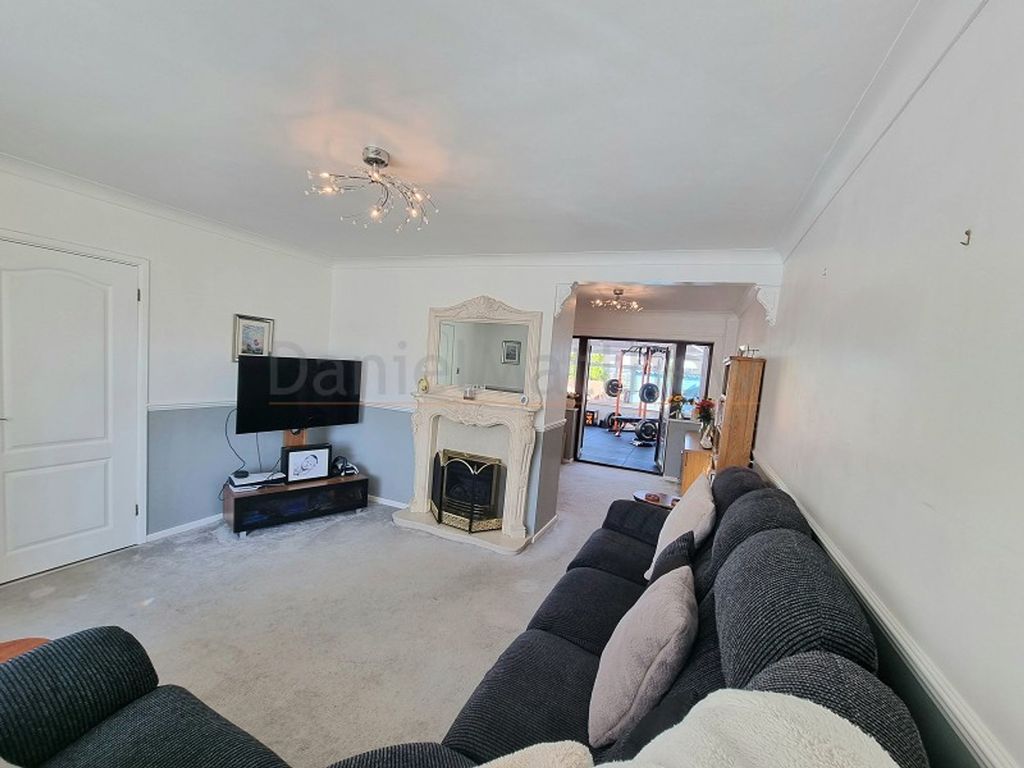 Property photo 3 of 33 Lounge