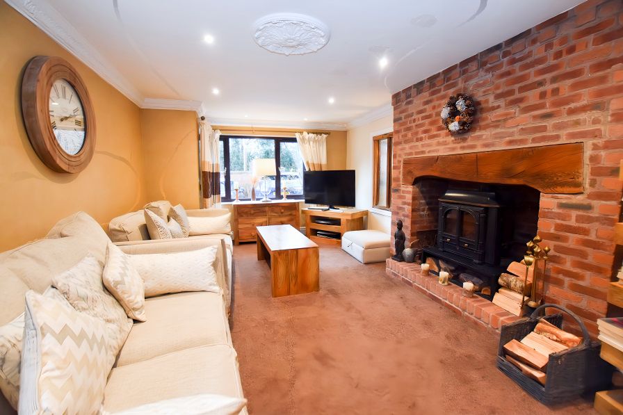 Property photo 3 of 30 Lounge 1