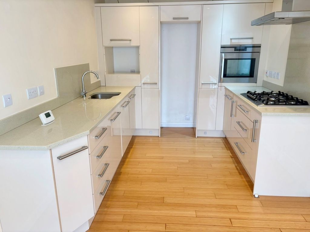 Property photo 2 of 11 Kitchen