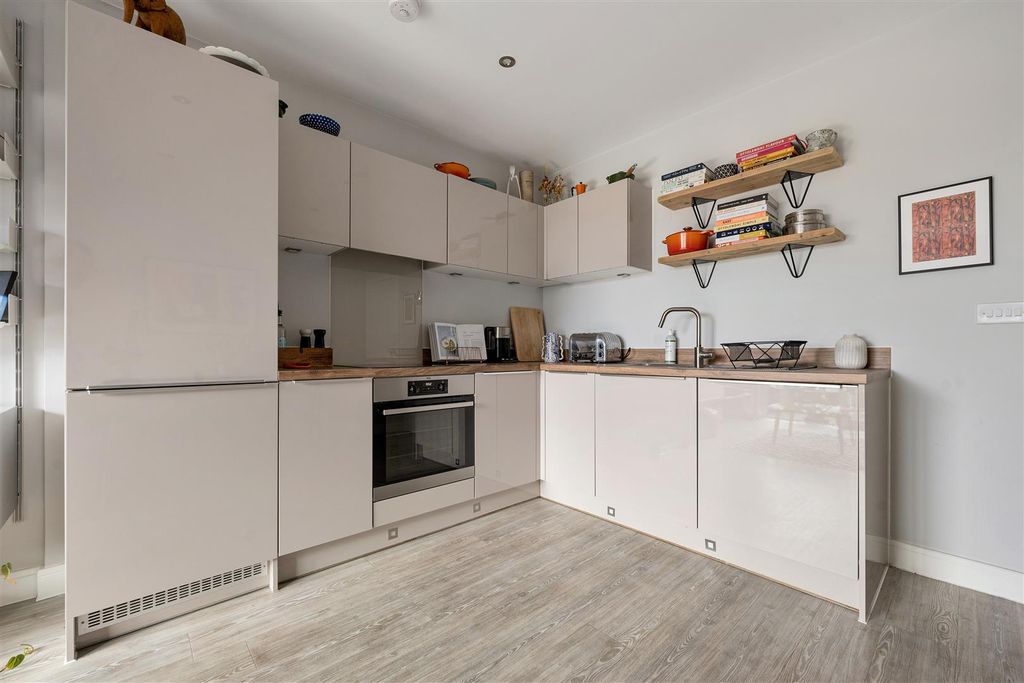 Property photo 3 of 28 Champness Close, E17