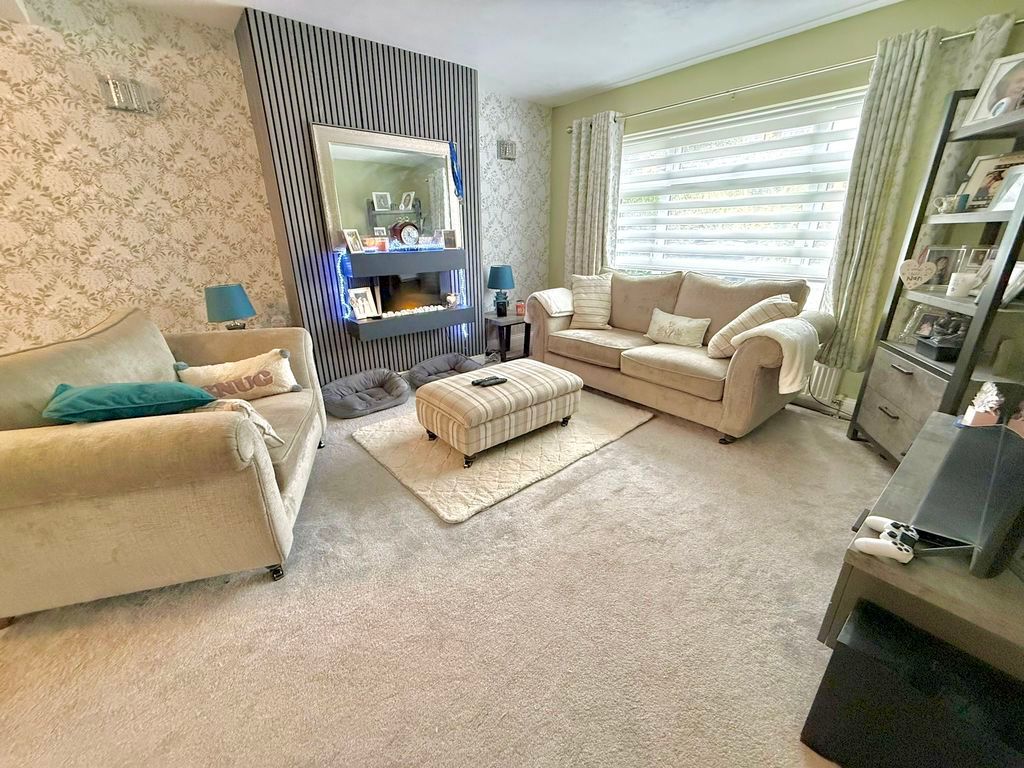Property photo 2 of 32 Lounge