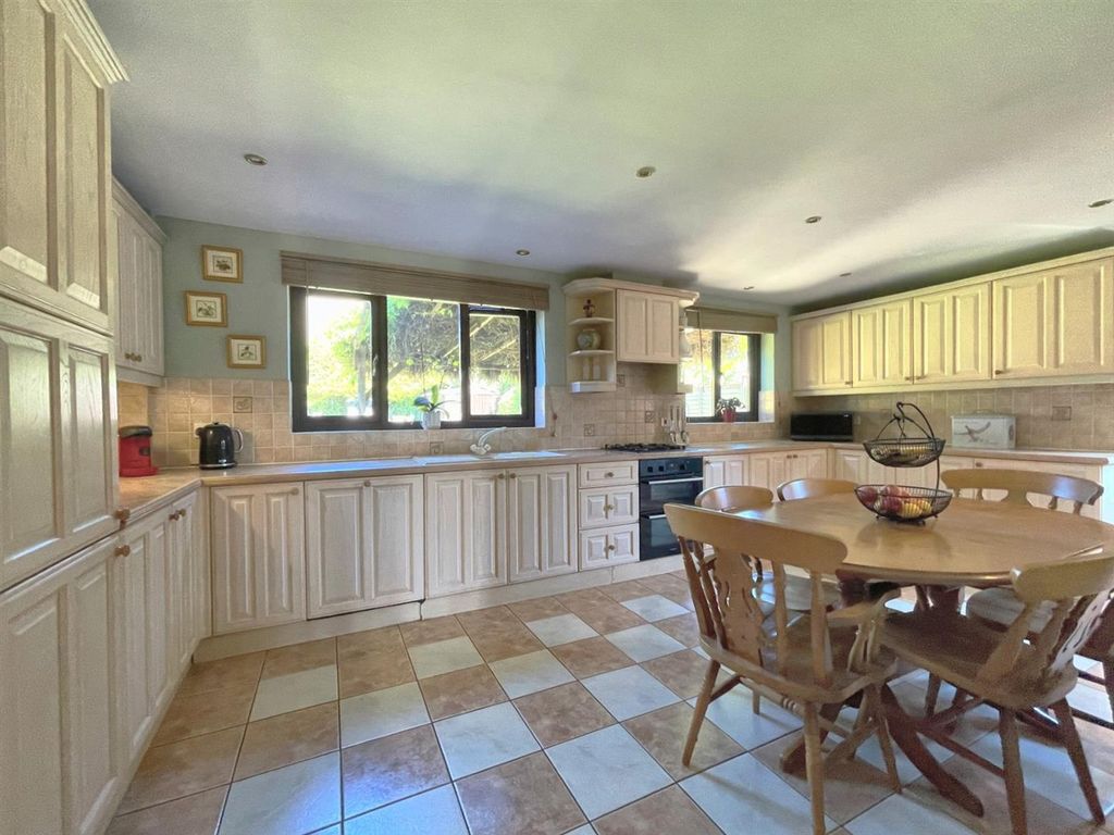 Property photo 3 of 23 Kitchen/Breakfast Room