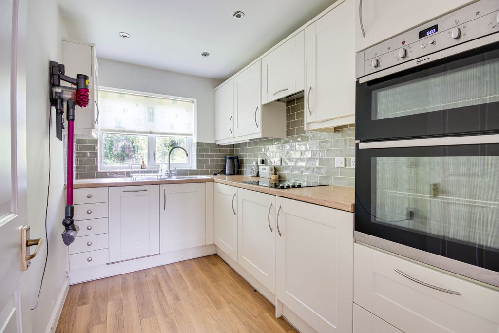 Property photo 3 of 7 Kitchen