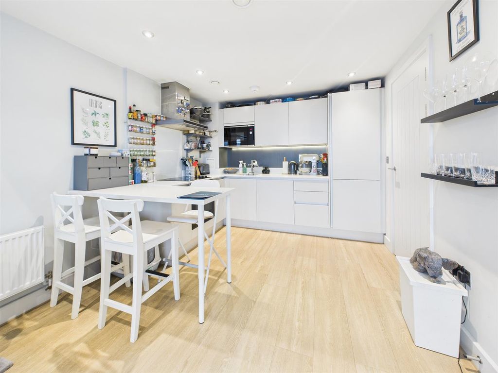 2 bed flat for saleSt. Ann Way, Gloucester GL1 photo 5