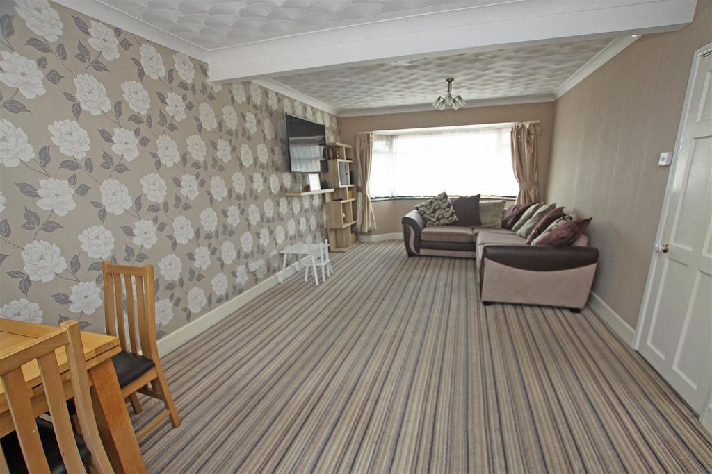 Property photo 2 of 15 Living Room B.Jpg
