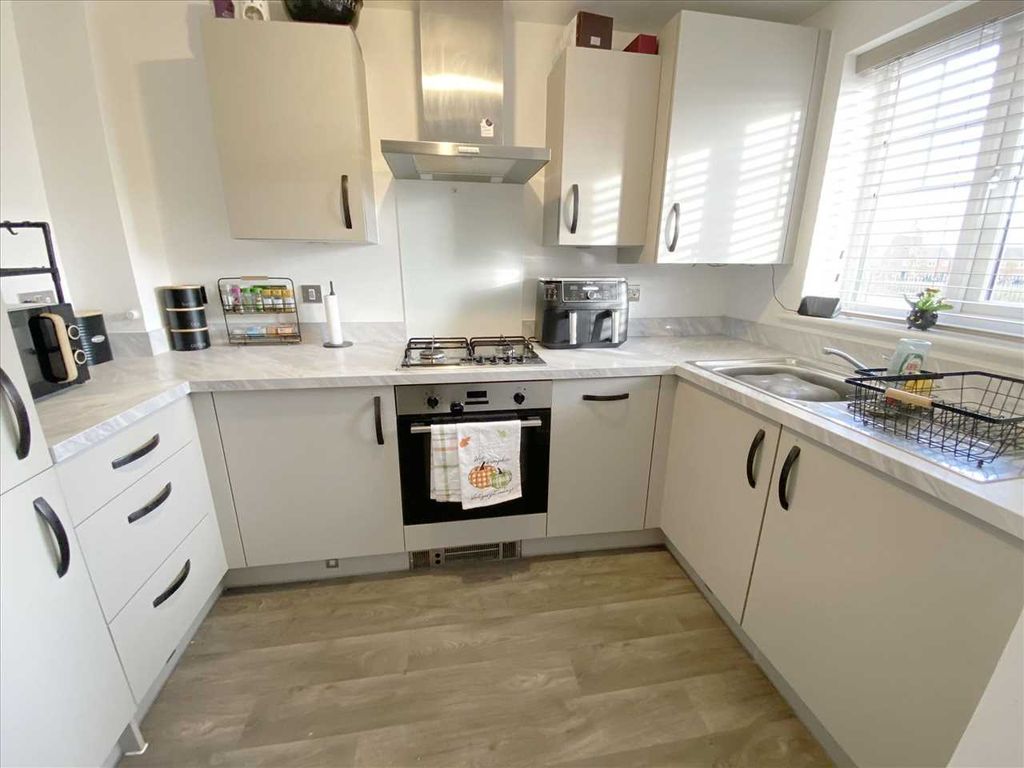 Property photo 2 of 9 Kitchen: