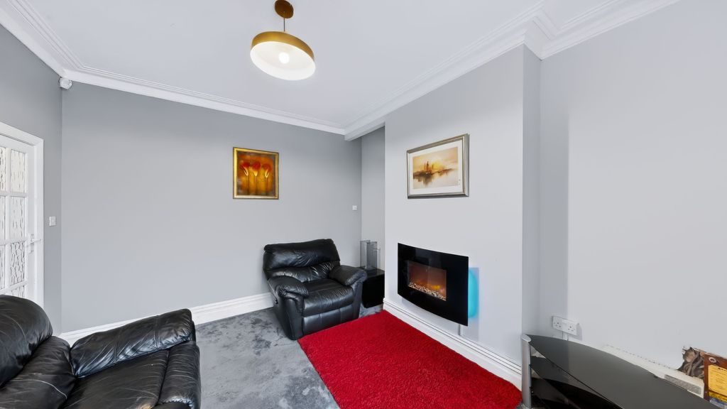 Property photo 3 of 17 Lounge