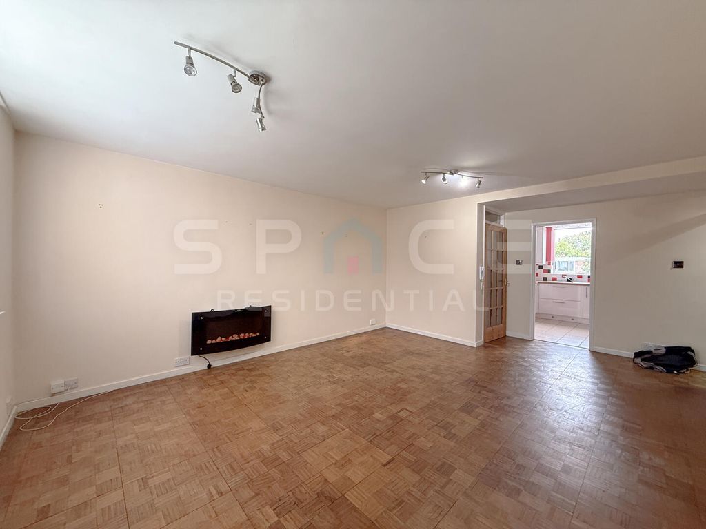 Property photo 3 of 11 Living Room
