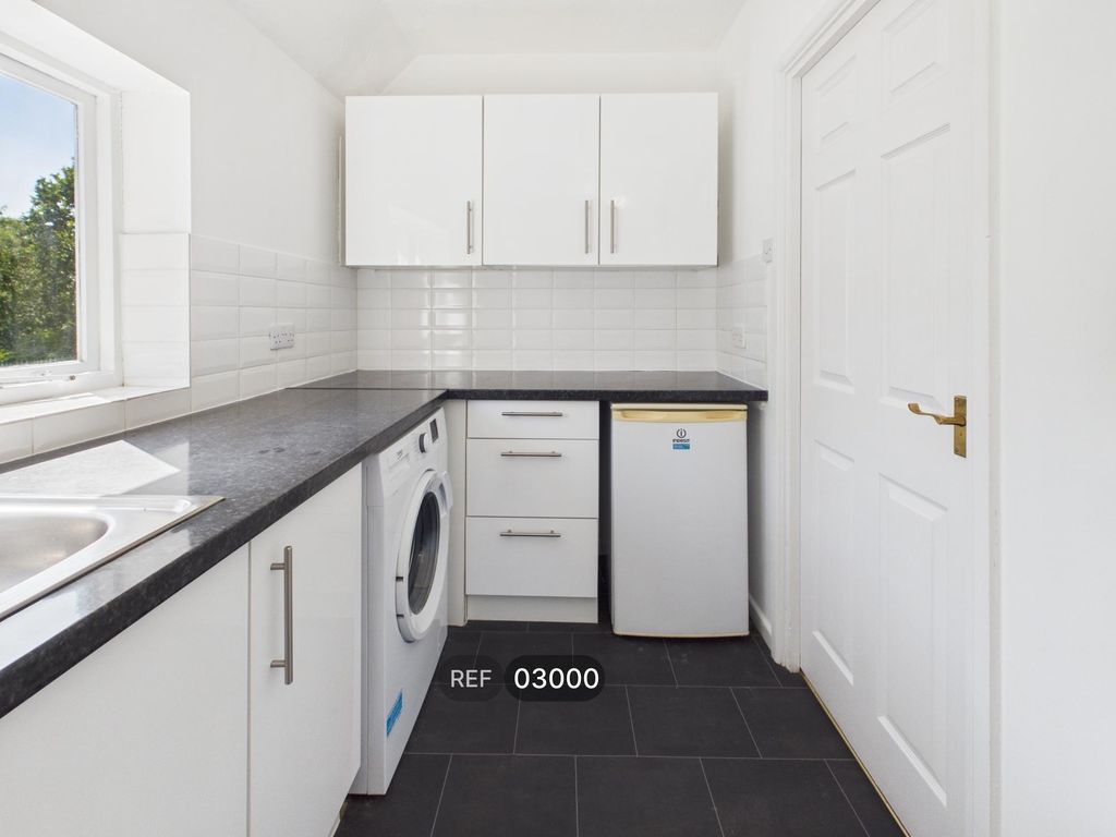 Property photo 3 of 17 Kitchen