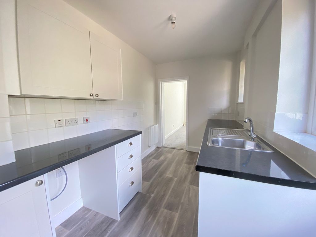 Property photo 3 of 8 Kitchen