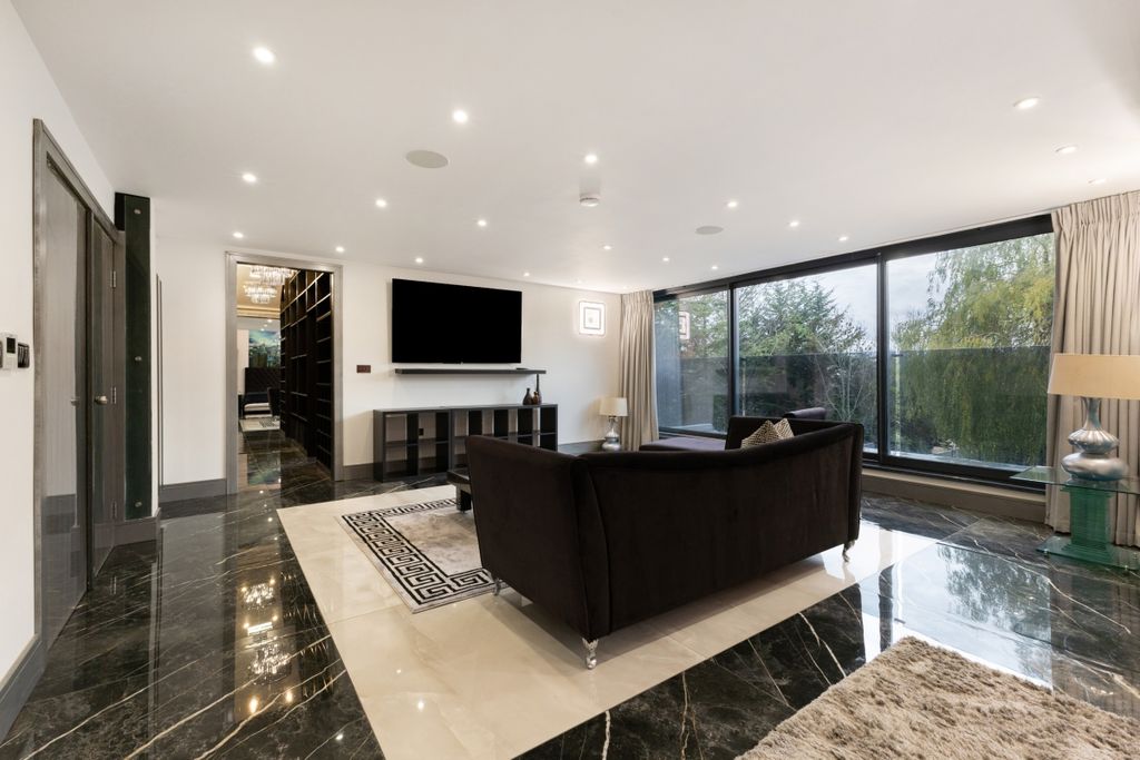 Additional image 27 of 5 bed detached house to rentWaggon Road, Barnet EN4