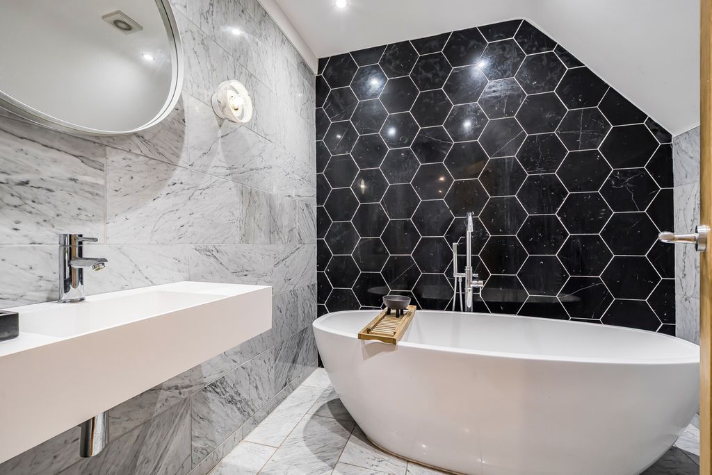 Property photo 3 of 25 1408615-15-698A13...