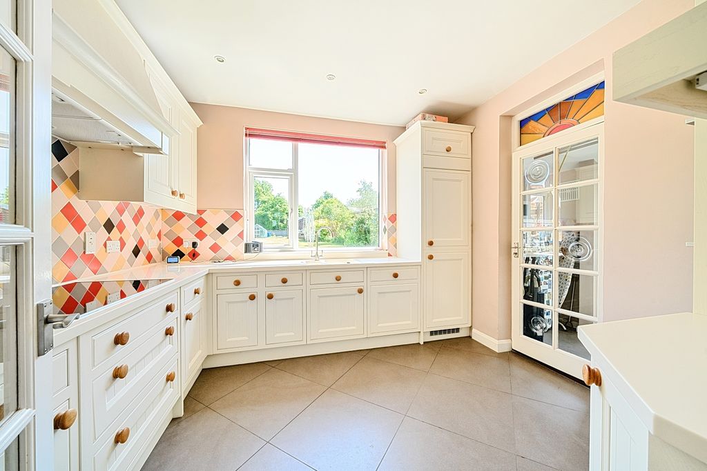 Property photo 3 of 16 8-68247625B4342-1289226-Arw-8