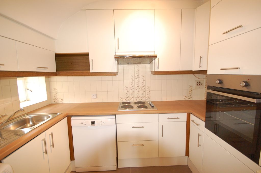 Property photo 3 of 7 Fitted Kitchen