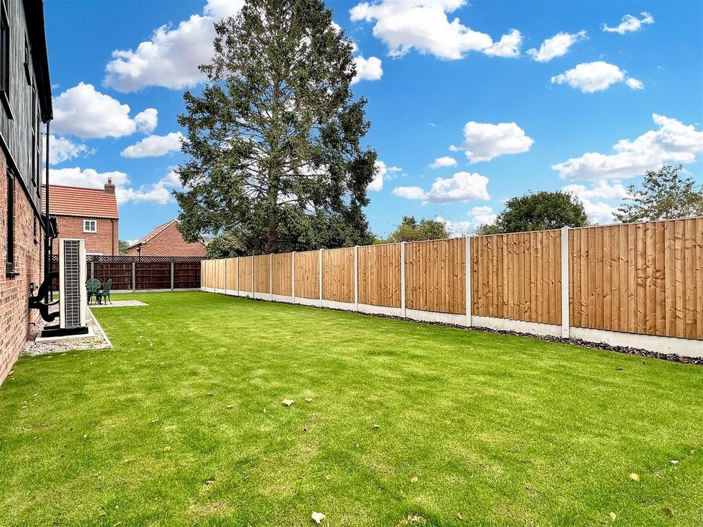 Property photo 3 of 32 Private Rear Garden 292