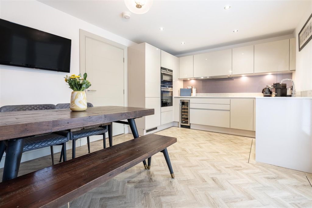 Property photo 3 of 10 Kitchen
