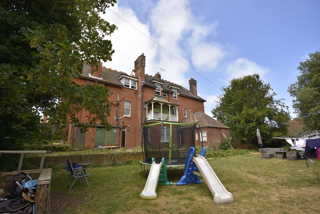 Property photo 3 of 20