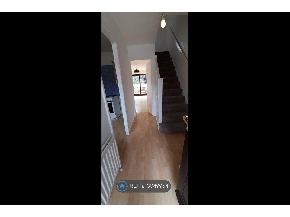 Property photo 3 of 9 Entrance Hall