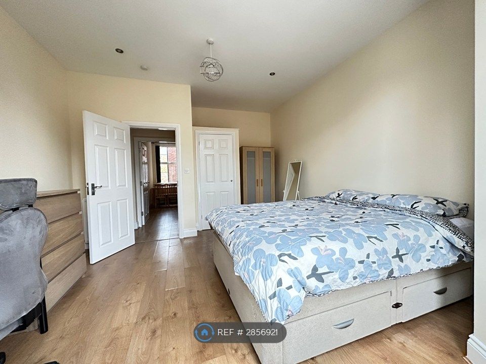 Property photo 2 of 32 Large Front Bedroom