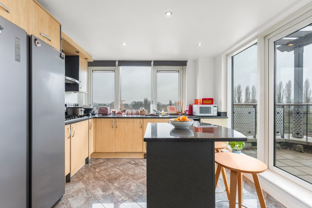 Property photo 3 of 21