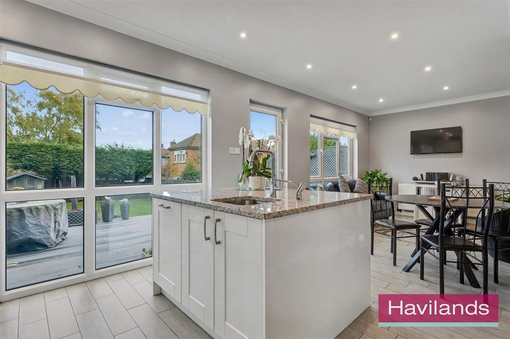 Property photo 3 of 22 Lonsdale Drive En2 7Lh-17.Jpg