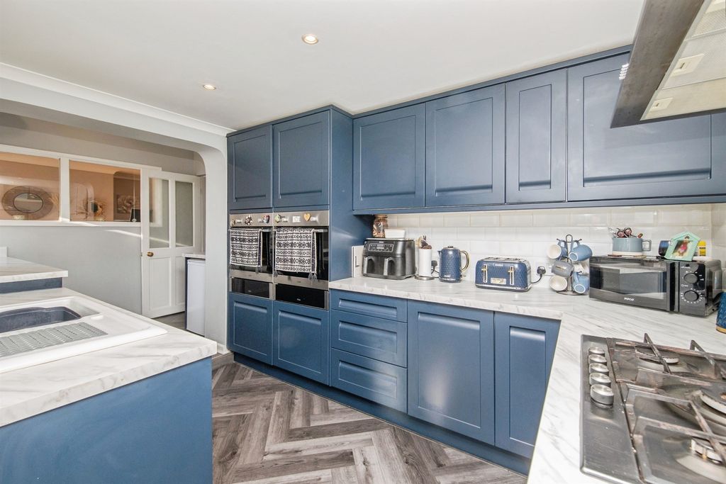 Property photo 3 of 20