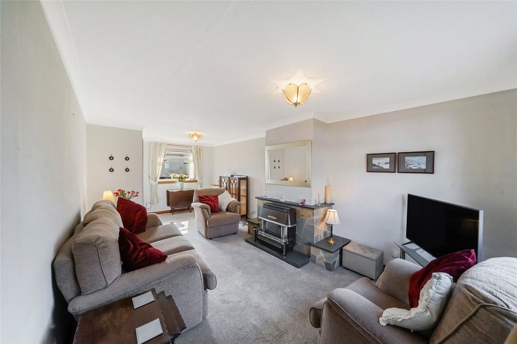 Property photo 2 of 18 Living Room/Diner