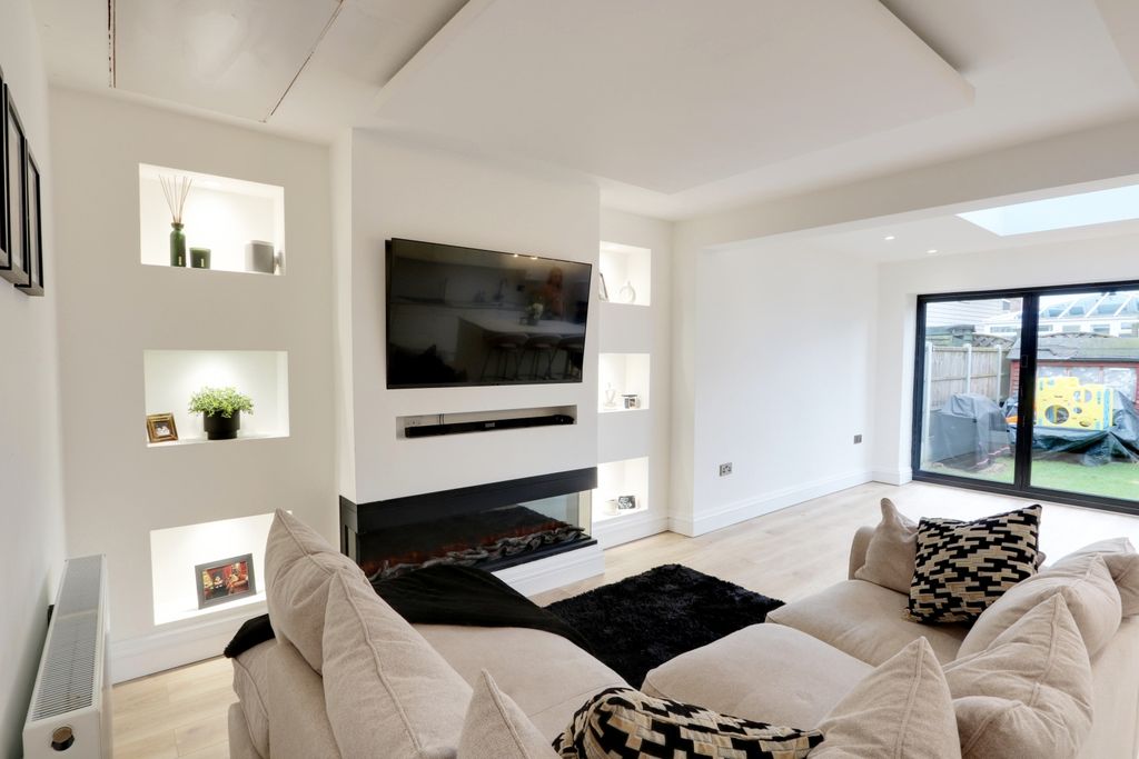 Property photo 2 of 21 Lounge Garden 1