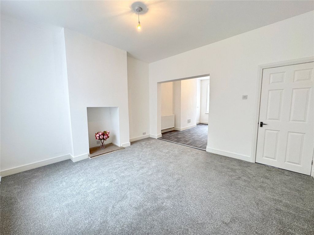 Property photo 2 of 15 Lounge To Kitchen