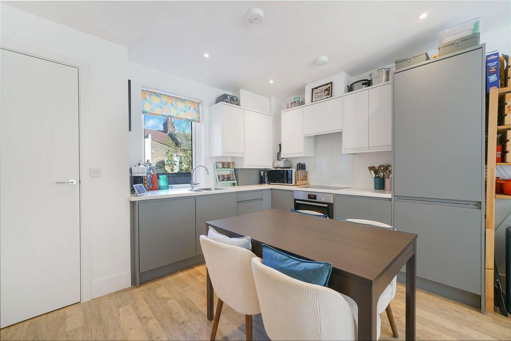 Property photo 3 of 19 Kempton Mews, E6
