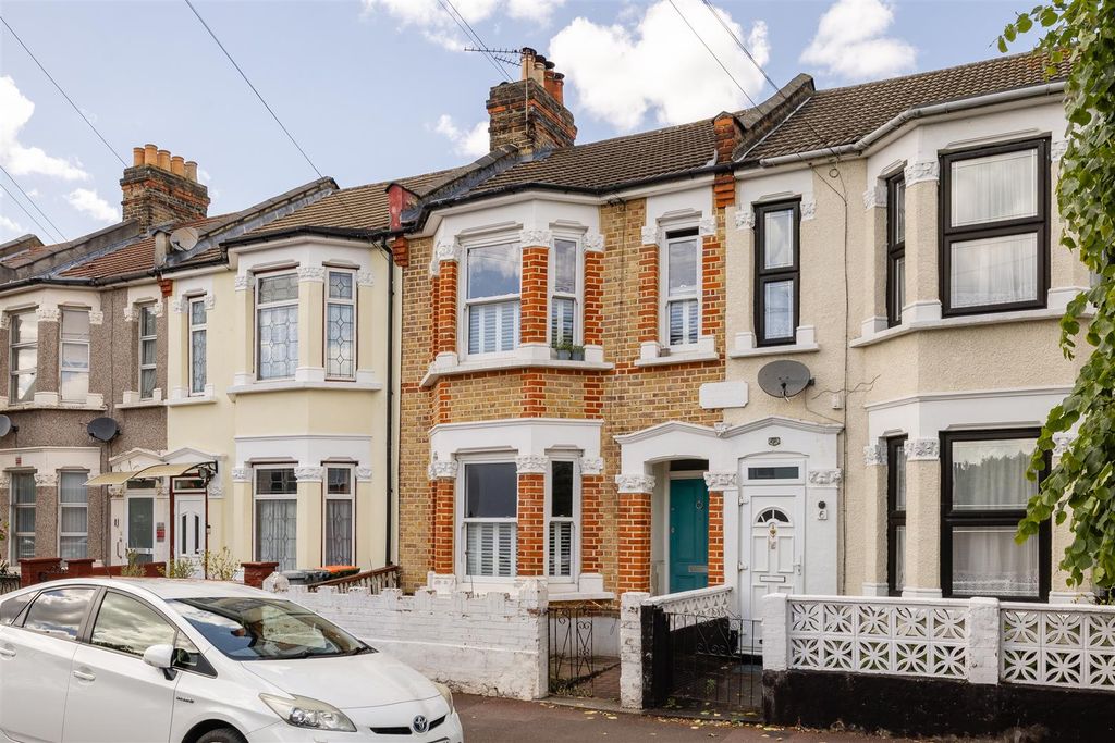 Property photo 1 of 34 Vernon Avenue, E12