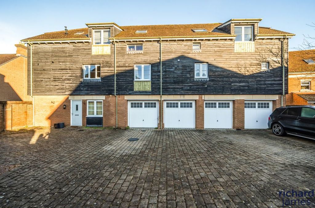 Property photo 1 of 12 1d8401756F1A4E8686Aefe0d8Bb03025