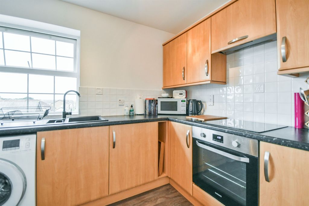Property photo 3 of 7 Kitchen