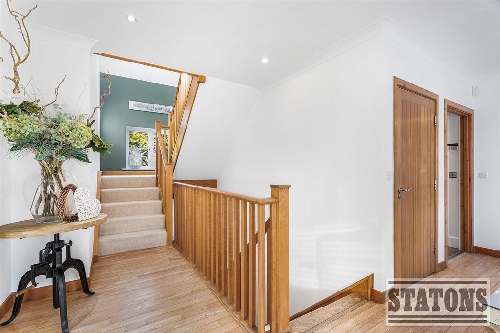 Property photo 2 of 27 Picture No. 35