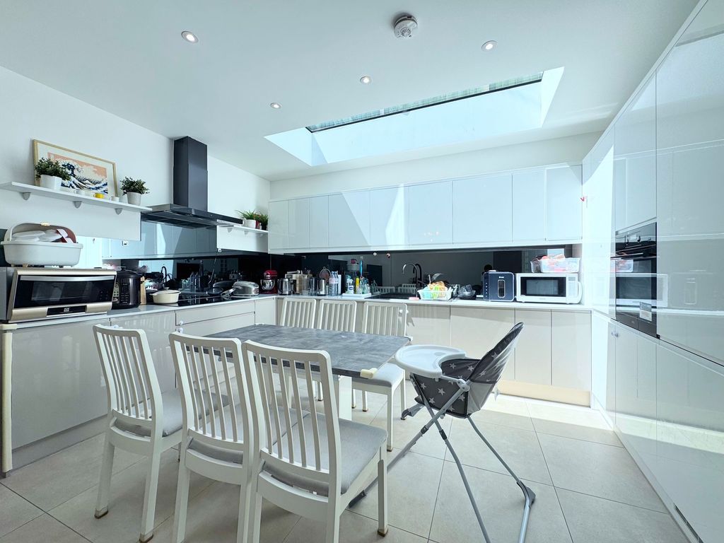 Property photo 3 of 14 Kitchen