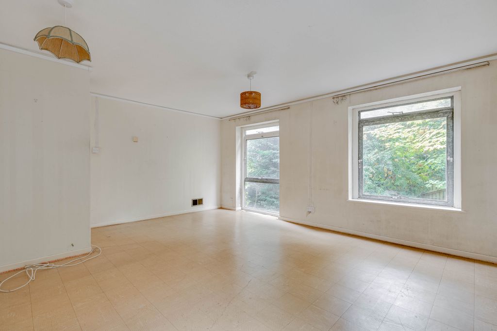 Property photo 2 of 12 11 Hetley Gardens, Se19 -5