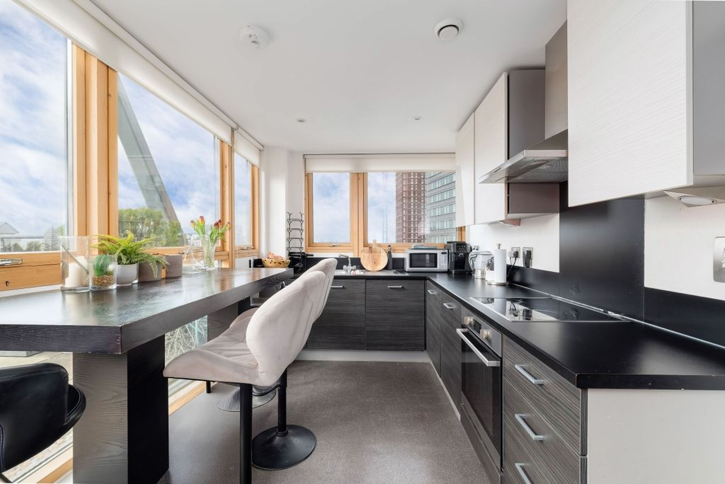 Property photo 3 of 18 Kitchen