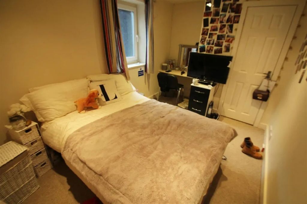 Property photo 3 of 8 Cozy Double Bedroom Featuring A Comfortable Double...