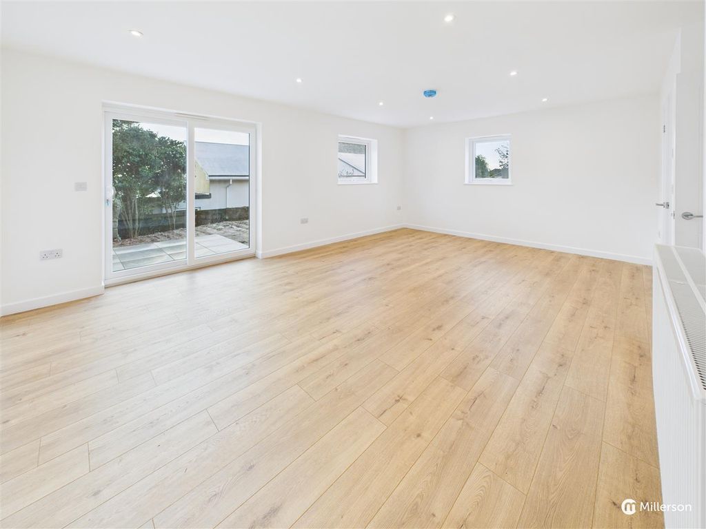 Property photo 3 of 19 Lounge / Diner