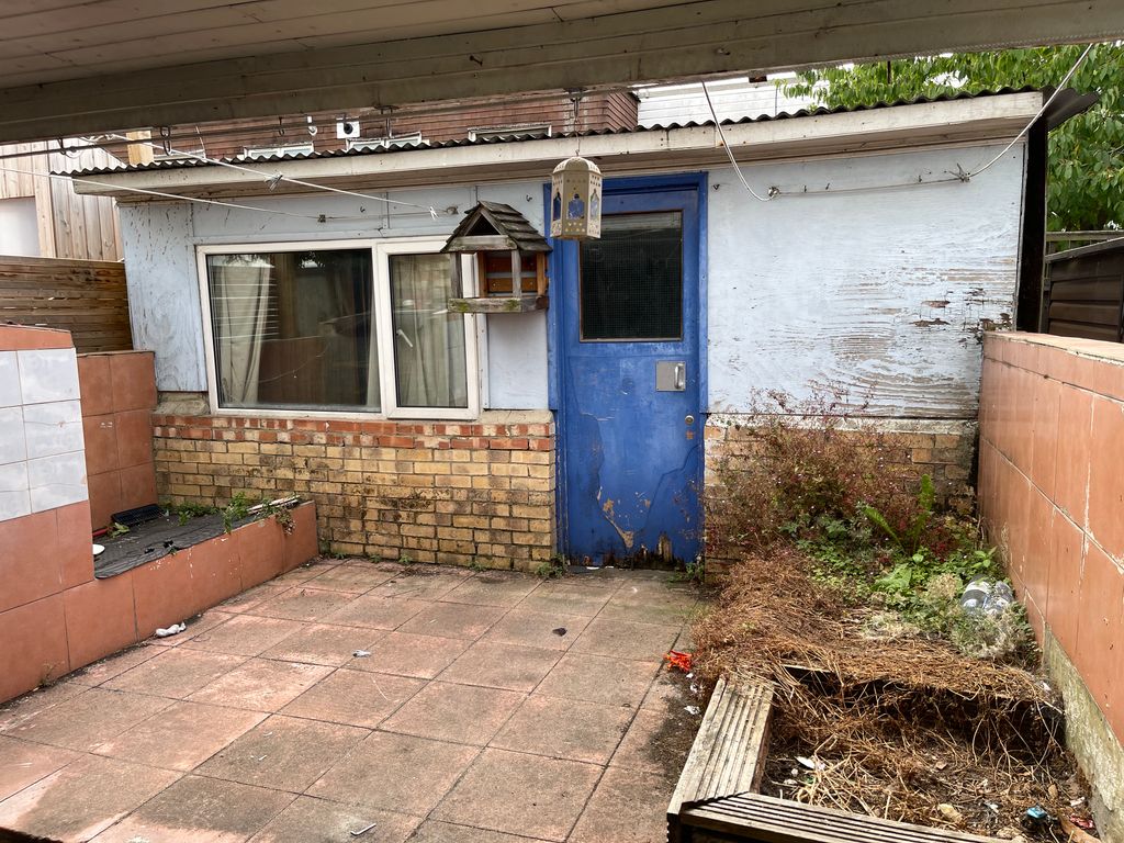 Property photo 3 of 4 Shed Manor