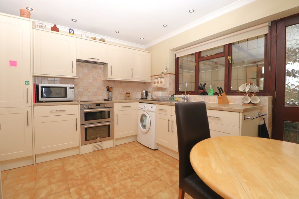 Property photo 3 of 34 Breakfast Kitchen