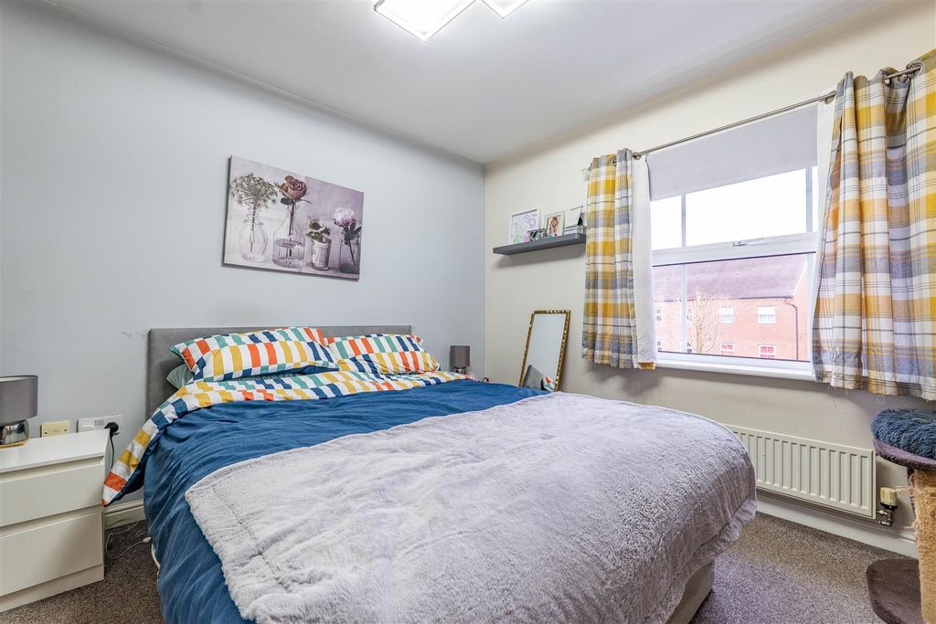 Property photo 3 of 9 Master Bedroom