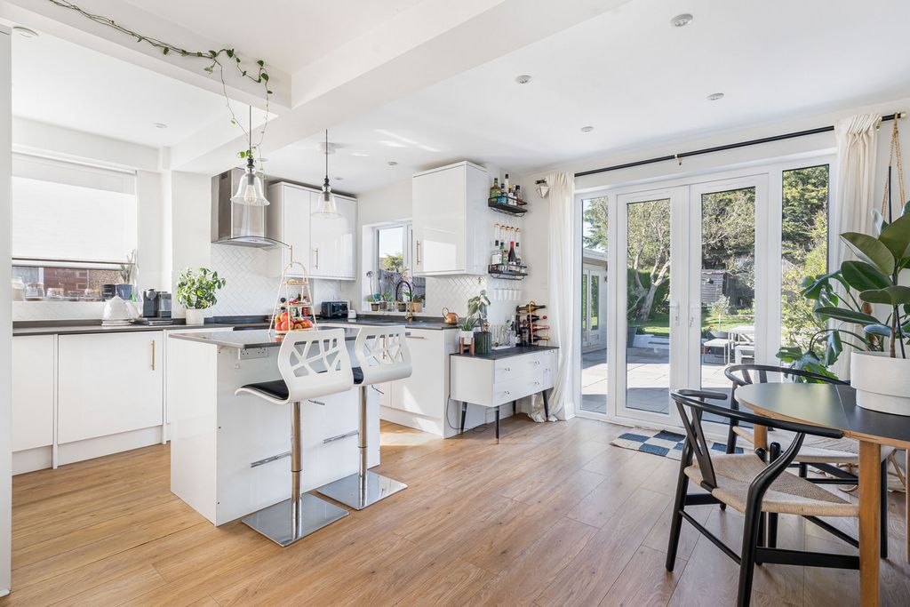 Property photo 3 of 23