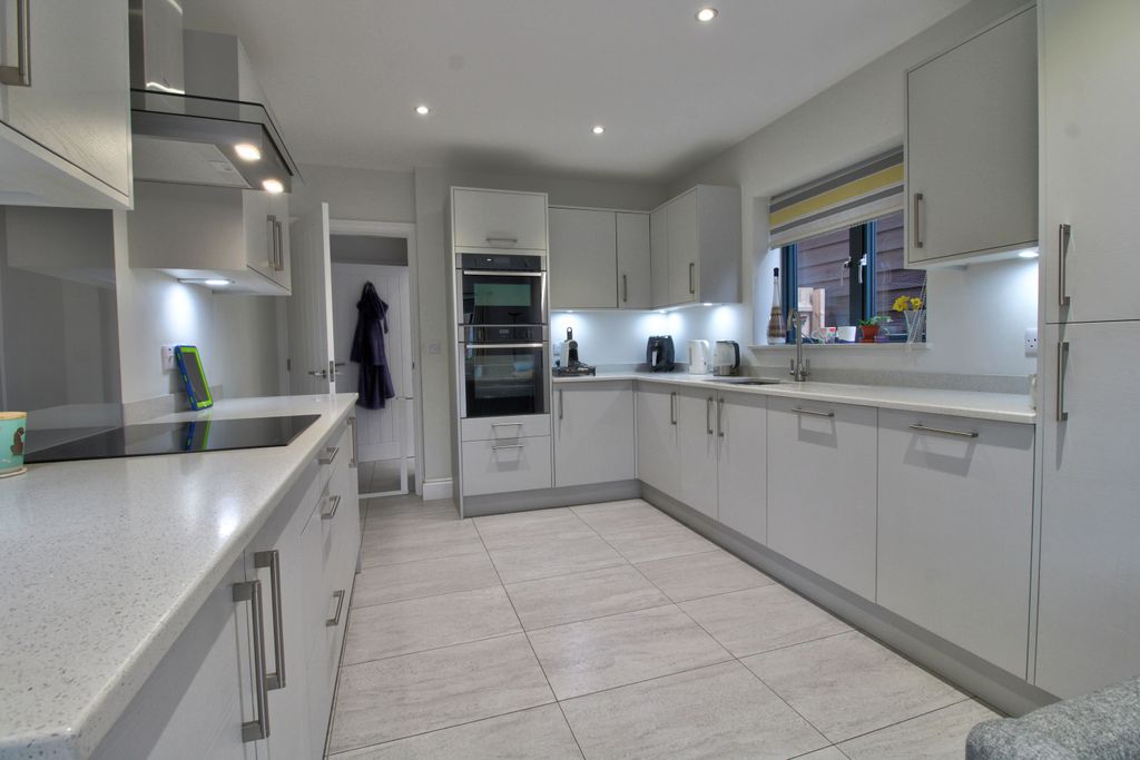 Property photo 2 of 11 Kitchen