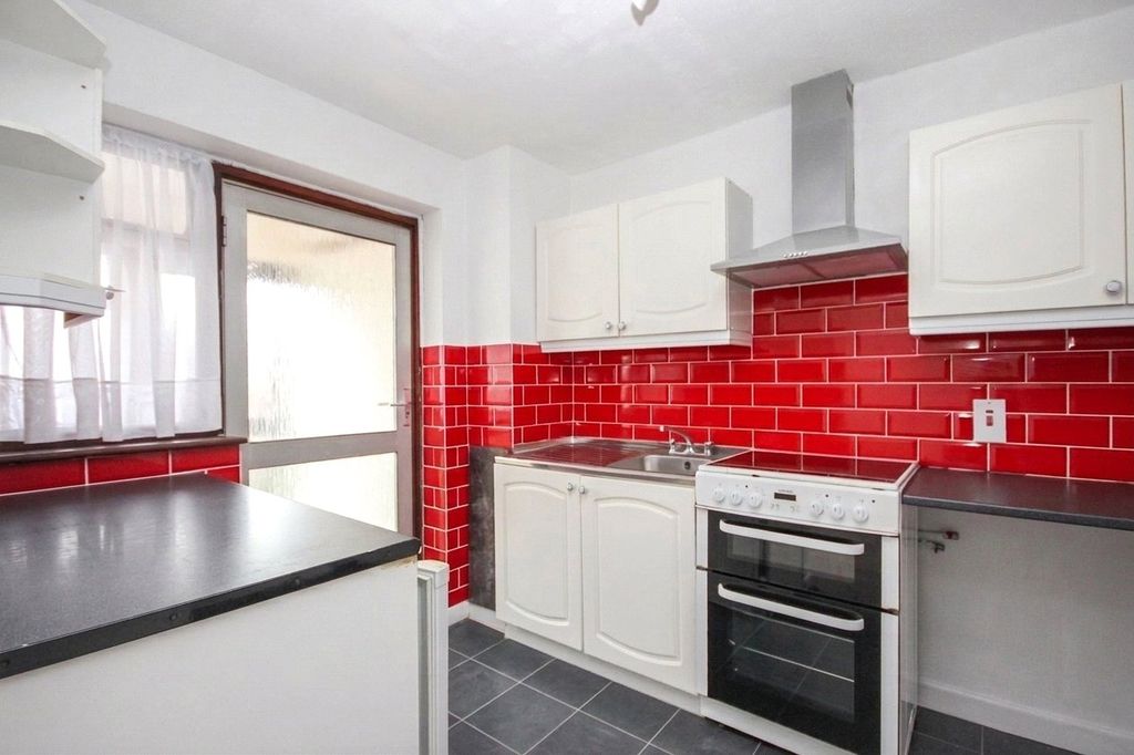 Property photo 2 of 11 Picture No. 29