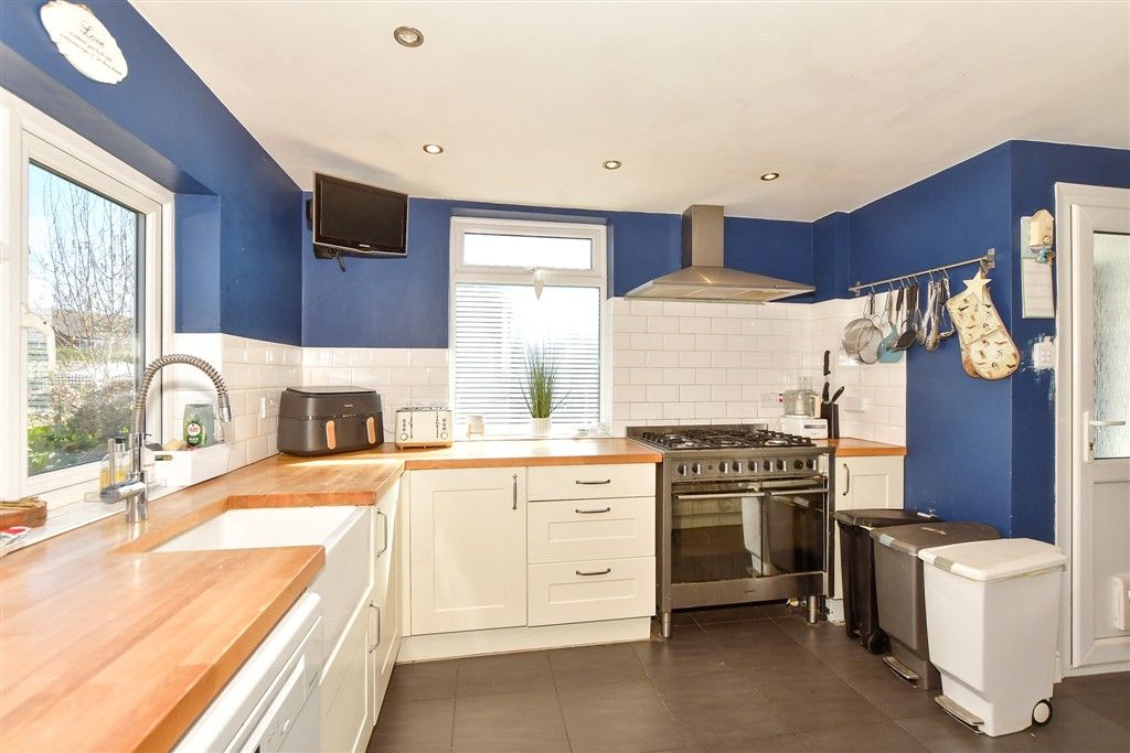 Property photo 3 of 18 Kitchen