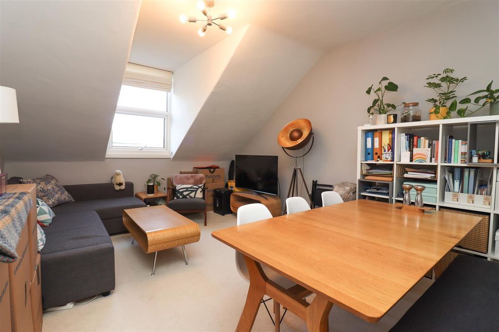 Property photo 2 of 11 Lounge.Jpg