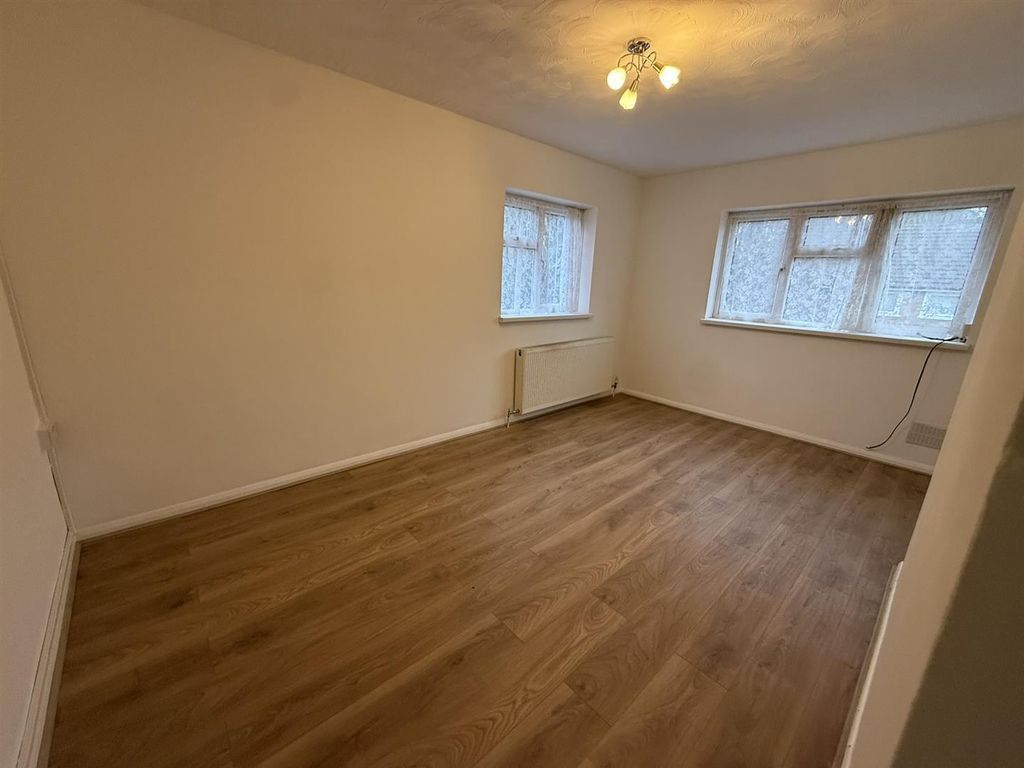 Property photo 3 of 8 Lounge