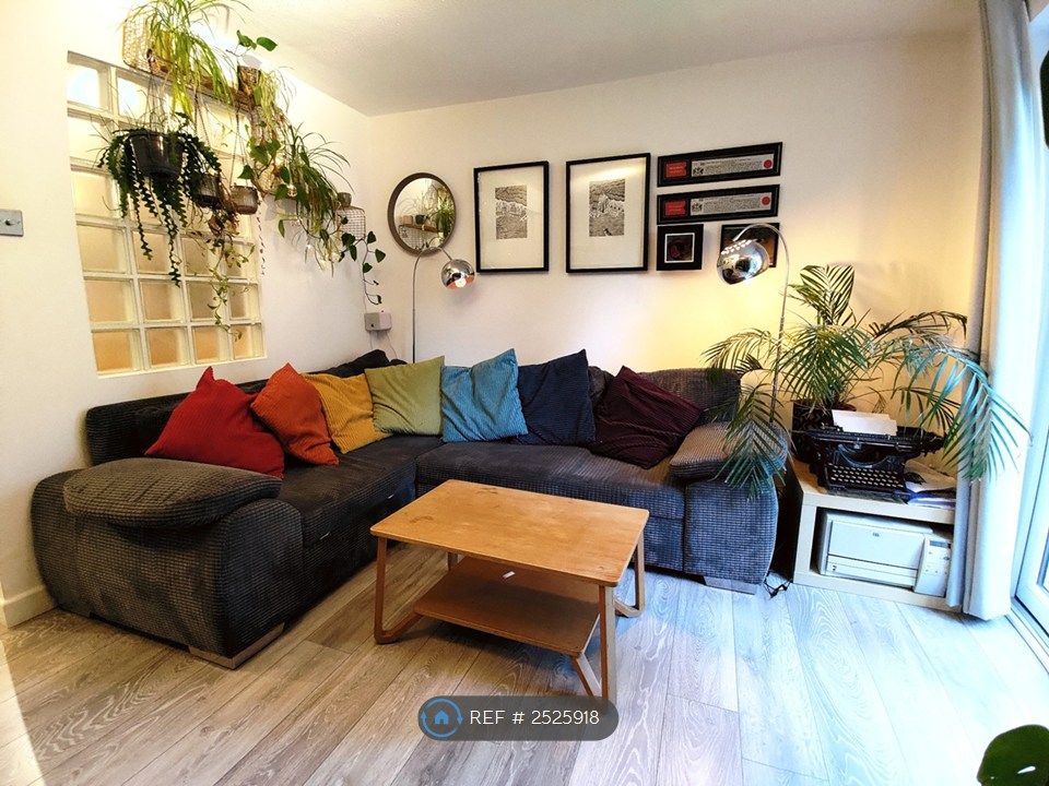 Property photo 2 of 10 Living Room